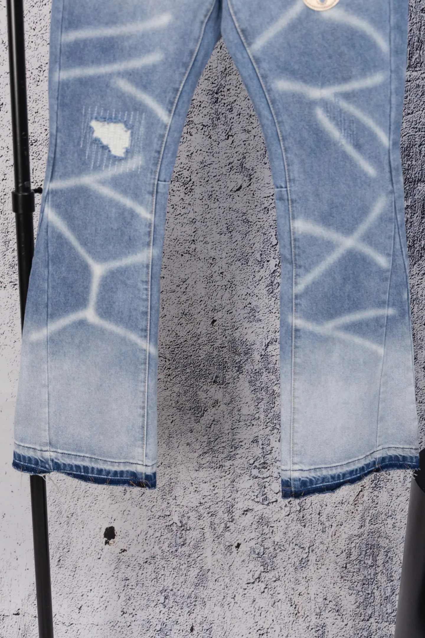 💰240 GALLERY DEPT.25ss new style. Denim spliced ​​with all-over printed leather ripped bell-bottoms, washed and distressed jeans. Gallery Dept. was born in the soil of Los Angeles street culture. With the core concept of "art is daily life", it deeply integrates traditional denim craftsmanship with modern graffiti art. The brand transforms old denim, Vintage T-shirts and other items by hand, giving them personalized elements such as wear, splashing, splicing, etc. Each piece is hand-finished by craftsmen and has both artistic collection value and practical function. In 2021, the joint capsule series with French veteran Lanvin and the cooperation with Chrome Hearts have attracted the attention of the fashion industry, confirming its transformation from an independent studio to an international trend symbol. Gallery Dept. targets the global fashion pioneer group aged 18-35 and positions itself as a "high street art trendy brand". Its core competitiveness lies in: • Cultural symbol output: Through endorsements from stars such as Virgil Abloh, Jennie, and Justin Bieber, it strengthens the brand's benchmark status in the hip-hop and fashion circles. Size: 28-36 Color: Blue